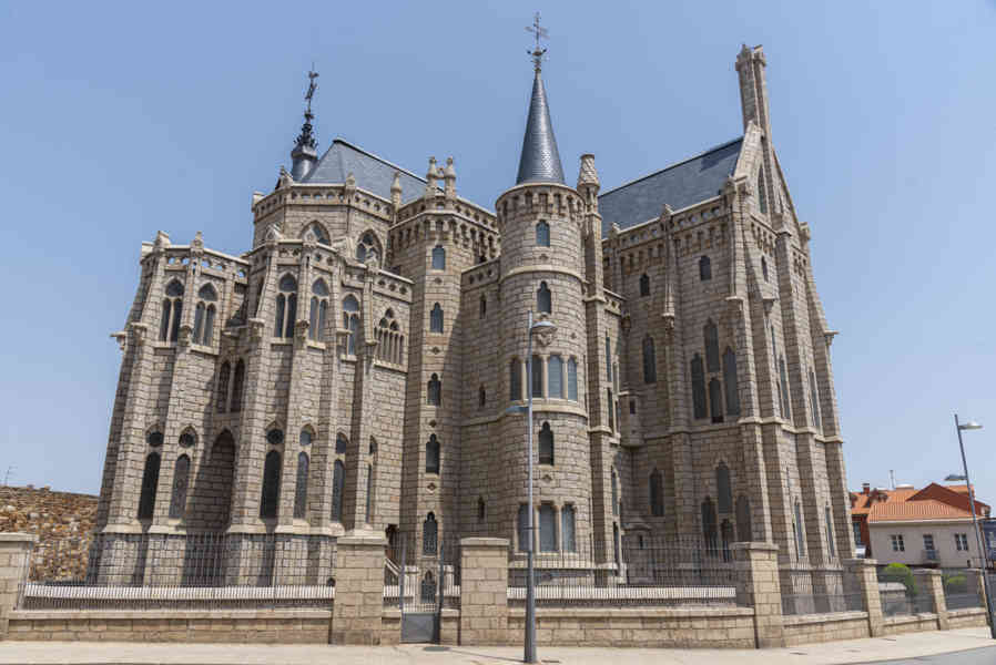 León 022 - Astorga - palacio Gaudí.jpg